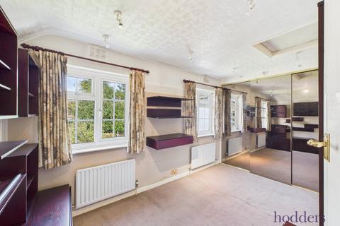 2 bedroom detached house for sale, Chestnut Close, Addlestone, Surrey, KT15
