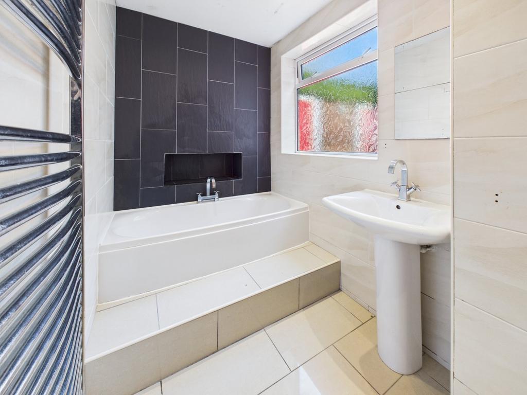 Shower/Bathroom
