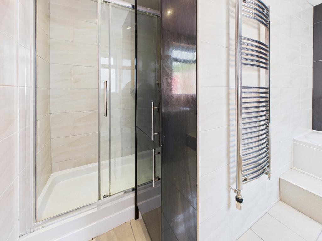 Shower/Bathroom