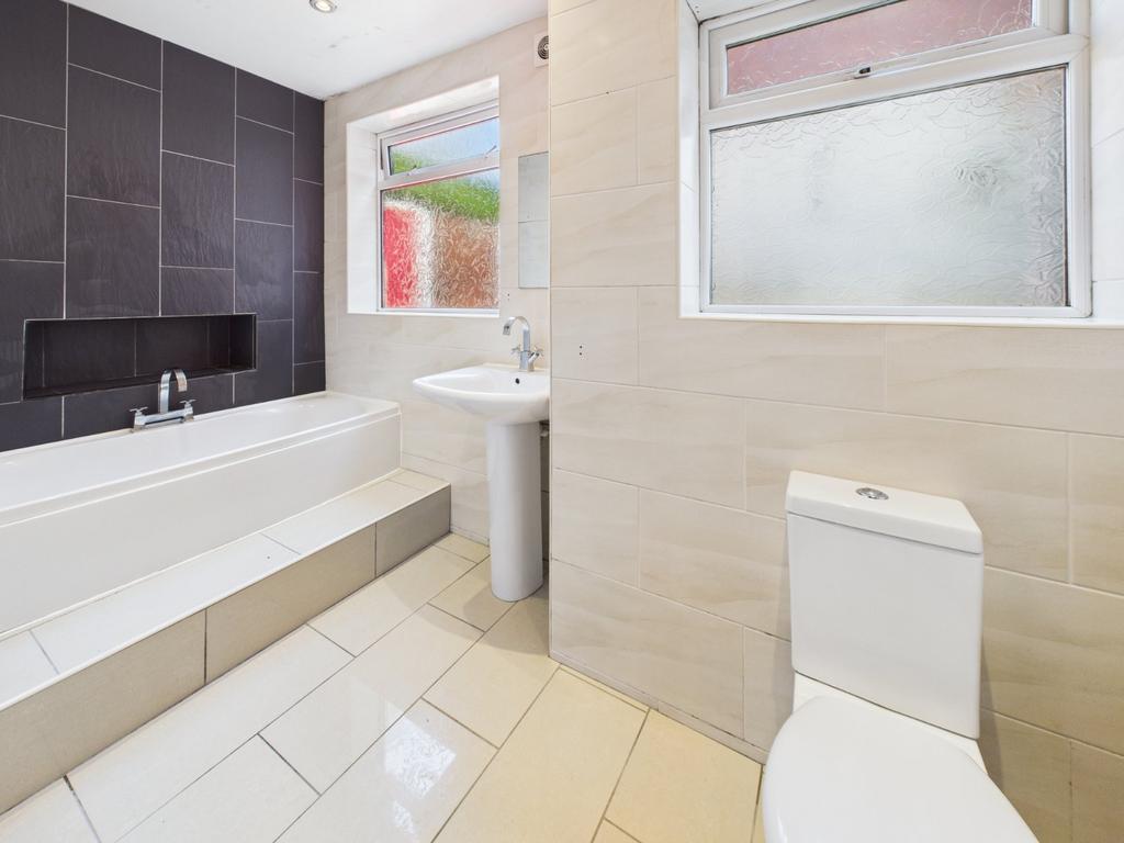 Shower/Bathroom