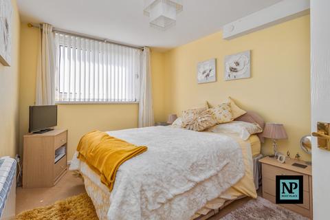 2 bedroom flat for sale, Balfour, Strode House Balfour, B79