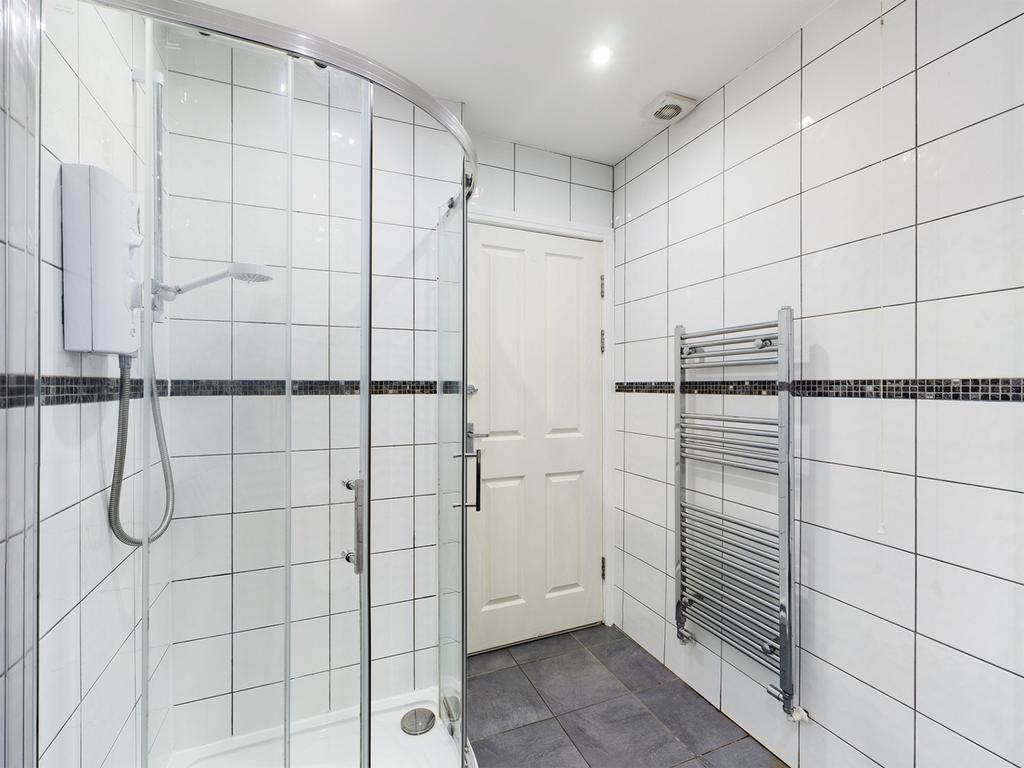 A modern and clean bathroom featuring a spaciou...