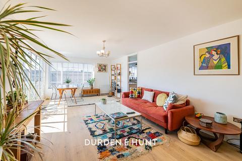 2 bedroom apartment for sale, The Hollies, Wanstead E11