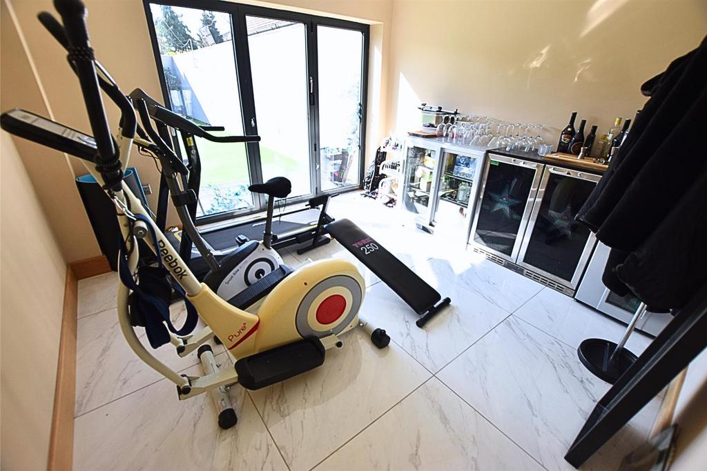 Gym/bar
