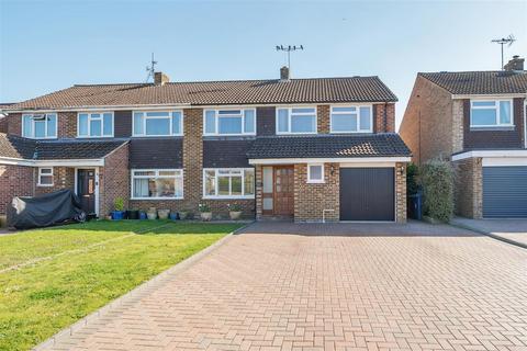 35 Bramling Avenue, Yateley, GU46 6NX