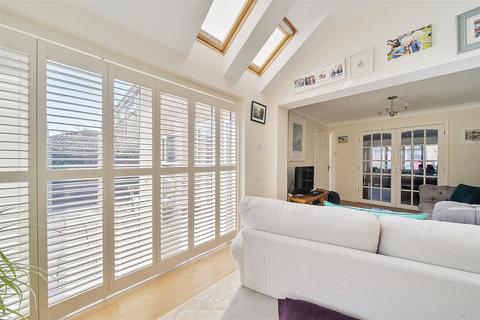 35 Bramling Avenue, Yateley, GU46 6NX