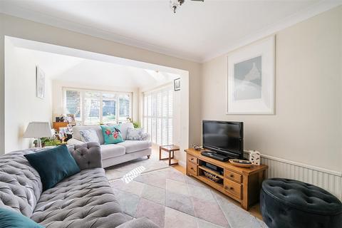 35 Bramling Avenue, Yateley, GU46 6NX