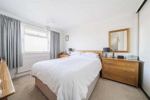 35 Bramling Avenue, Yateley, GU46 6NX