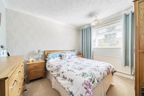 35 Bramling Avenue, Yateley, GU46 6NX