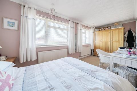35 Bramling Avenue, Yateley, GU46 6NX