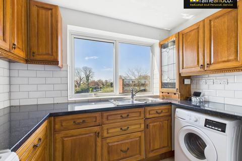 3 bedroom flat for sale, Fayerfield, Potters Bar