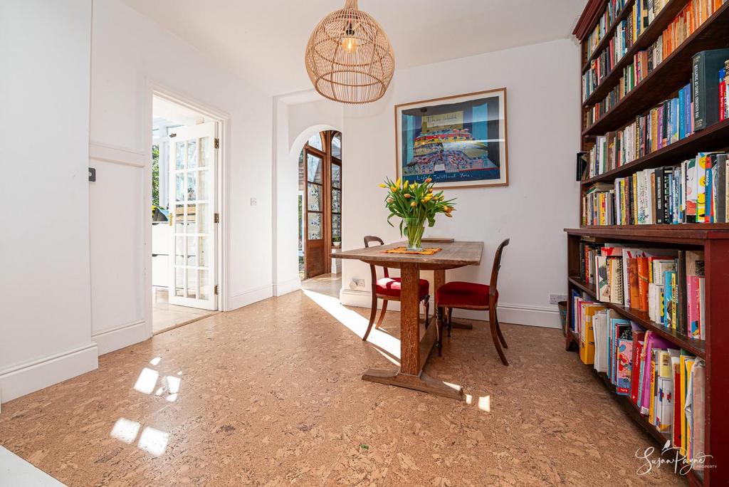 Snug/Dining Room