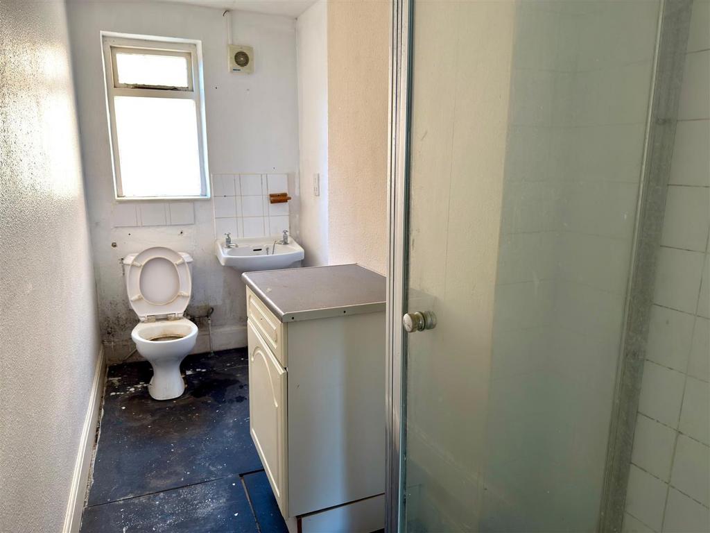 Flat Shower Room.jpg