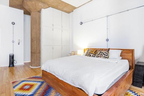 Studio to rent, Saffron Hill, London EC1N