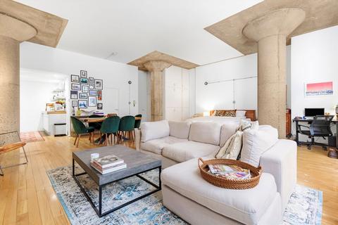 Studio to rent, Saffron Hill, London EC1N