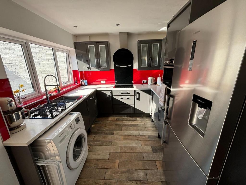 Kitchen 2.jpg