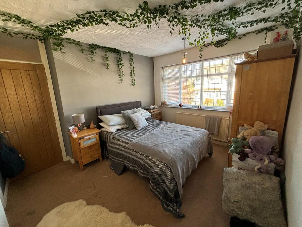 Bedroom 1 -1.jpg