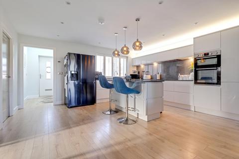 4 bedroom detached house for sale, Mayors Walk, Pontefract, West Yorkshire, WF8