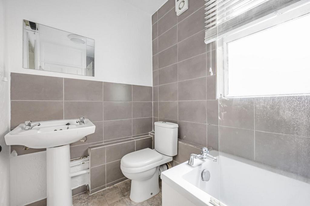Flat 1 &amp; 2, 40 bathroom