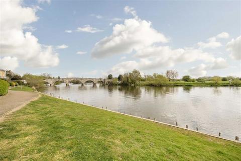 2 bedroom flat for sale, Bridge Wharf, Chertsey KT16