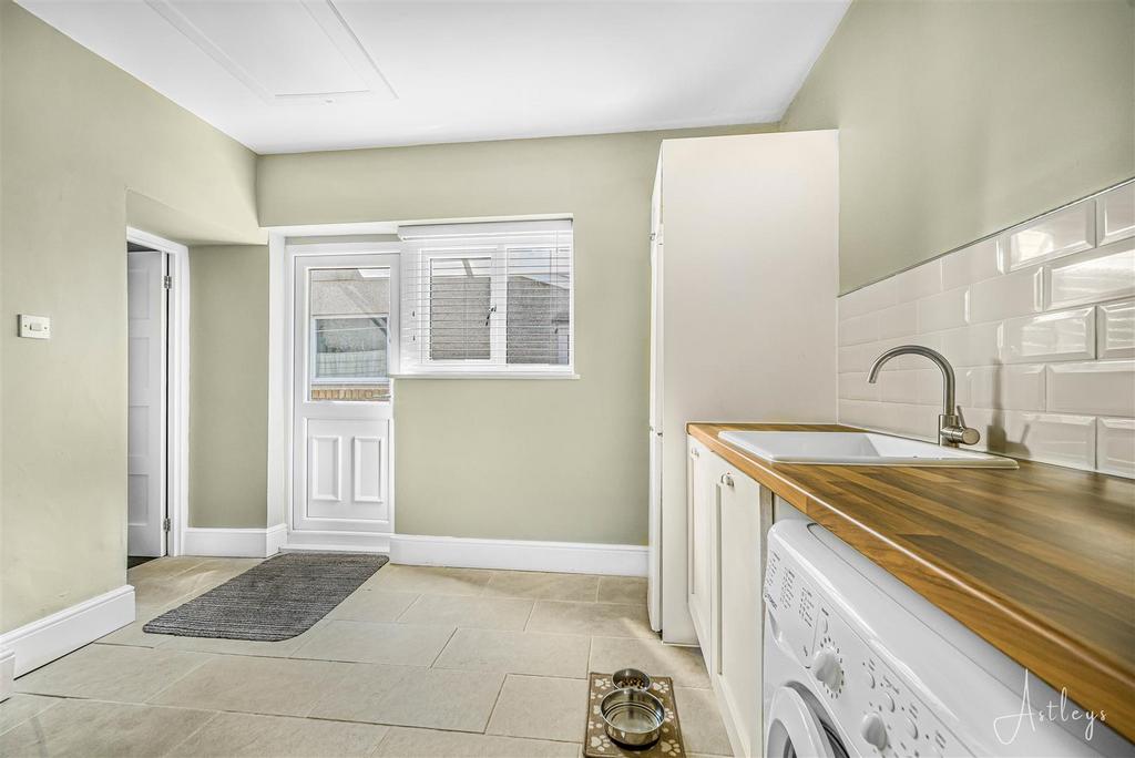 Utility room/cloakroom