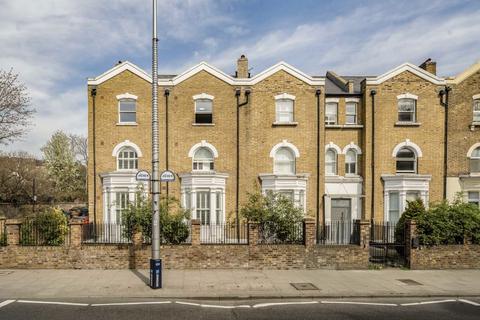 Studio to rent, High Street, London W3