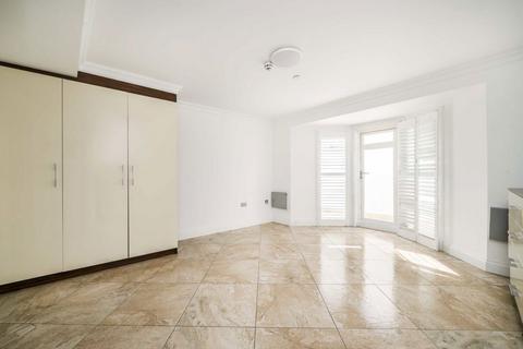 Studio to rent, High Street, London W3