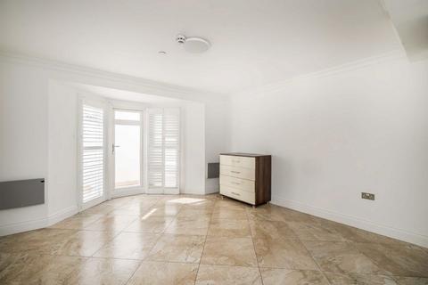 Studio to rent, High Street, London W3