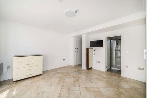 Studio to rent, High Street, London W3