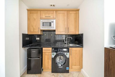 Studio to rent, High Street, London W3