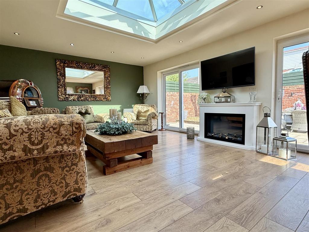 Open plan living/dining room