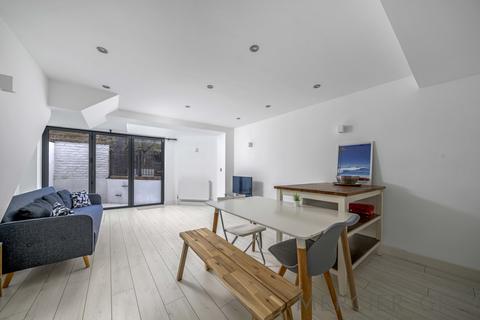 2 bedroom flat for sale, Gloucester Avenue, London NW1