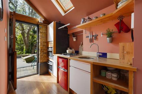 Maisonette to rent, Trouville Road, SW4