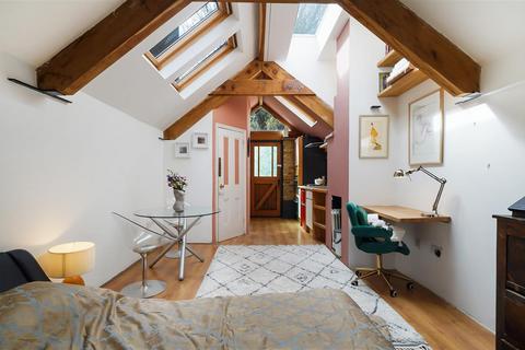 Maisonette to rent, Trouville Road, SW4