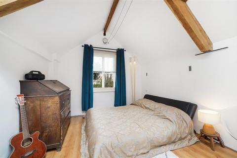 Maisonette to rent, Trouville Road, SW4