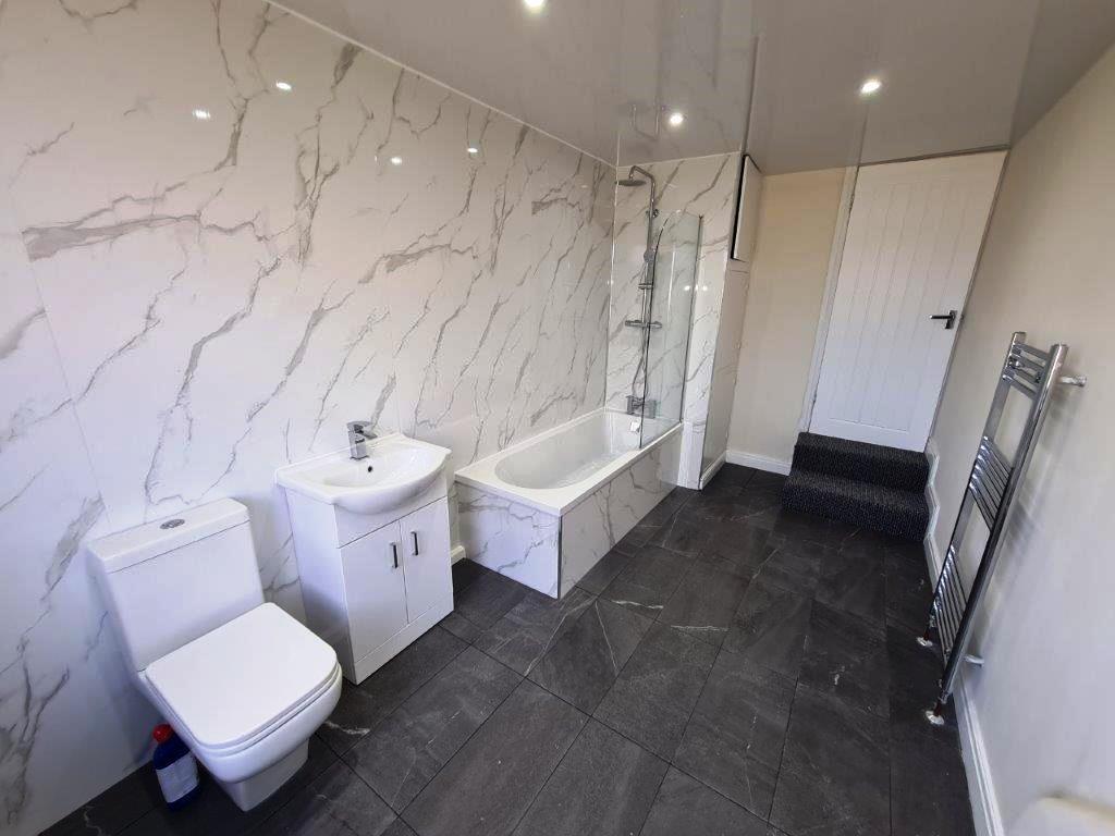 Fbathroom.jpg