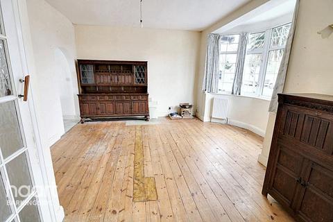 43 Chestnut Grove, Ilford, IG6 3AS