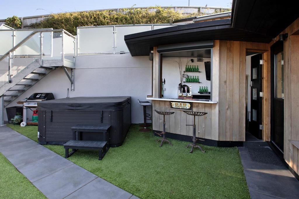 Outside Bar