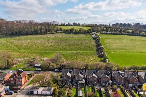 8 Abbotts Vale, Chesham, HP5 3HN