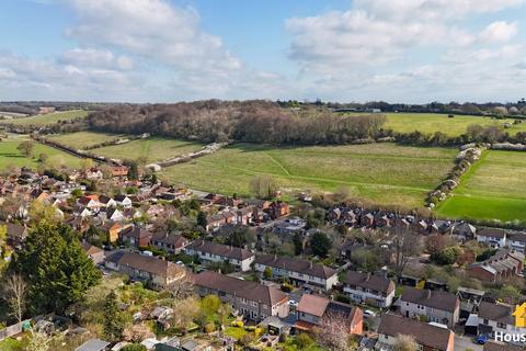 8 Abbotts Vale, Chesham, HP5 3HN