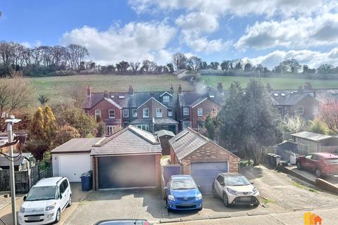 8 Abbotts Vale, Chesham, HP5 3HN