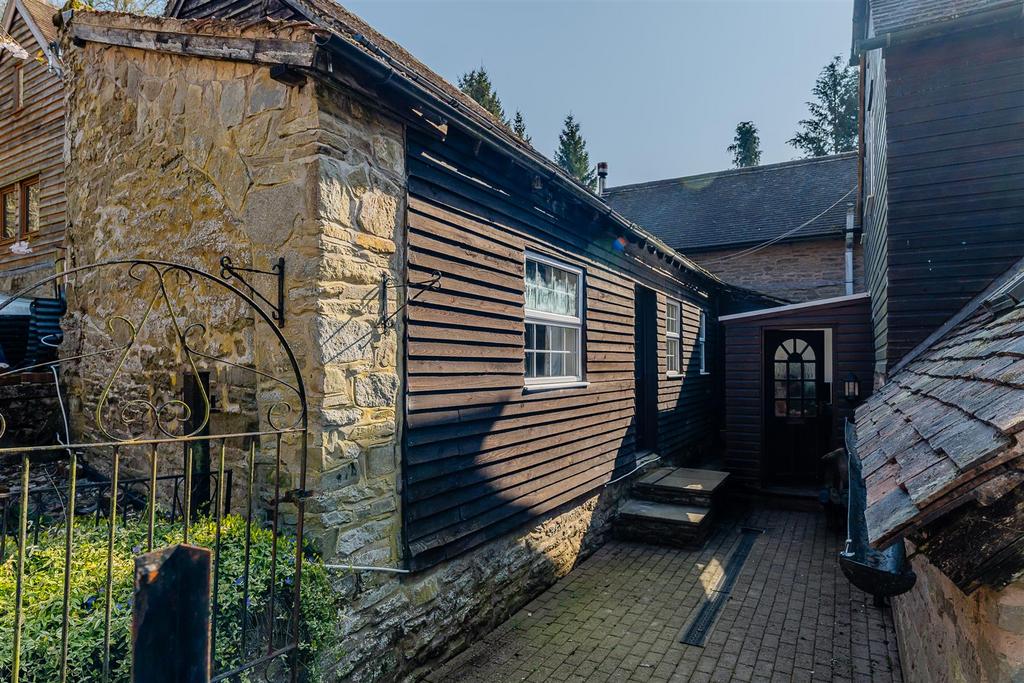 Exterior041.jpg