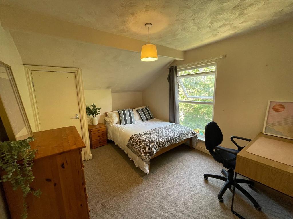 Bright and cozy single bedroom with a large win...