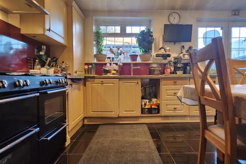 4 bedroom house to rent, Waltham Way, Chingford