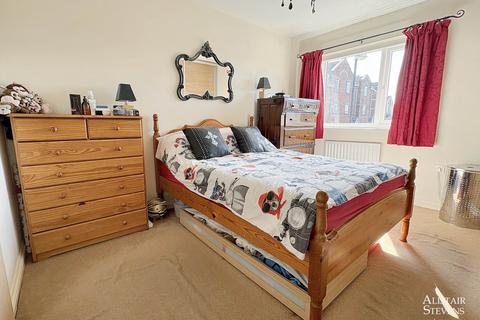 31 Oakley Drive, Oldham, OL1 4TR