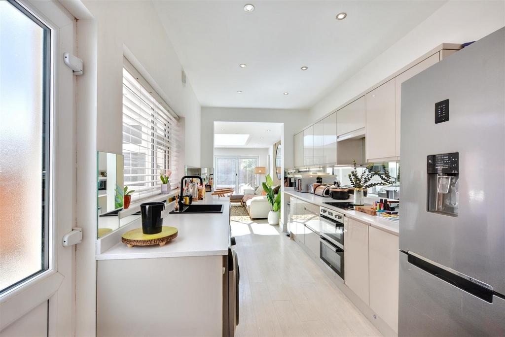 Kitchen 2.jpeg