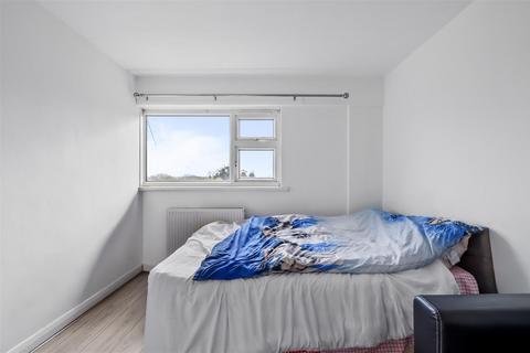 11 Warminster Gardens, London, SE25 4DN