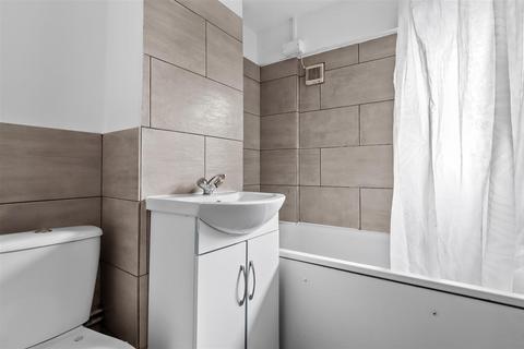 11 Warminster Gardens, London, SE25 4DN
