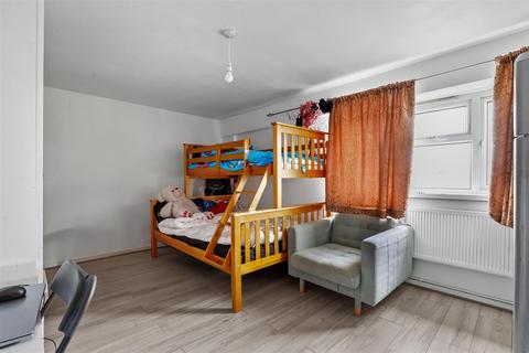 11 Warminster Gardens, London, SE25 4DN