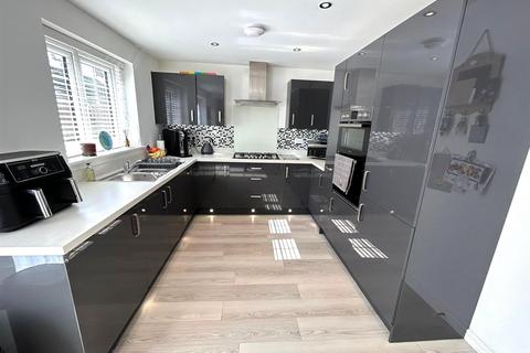 4 bedroom detached house to rent, Holly Pond Court, Yarm